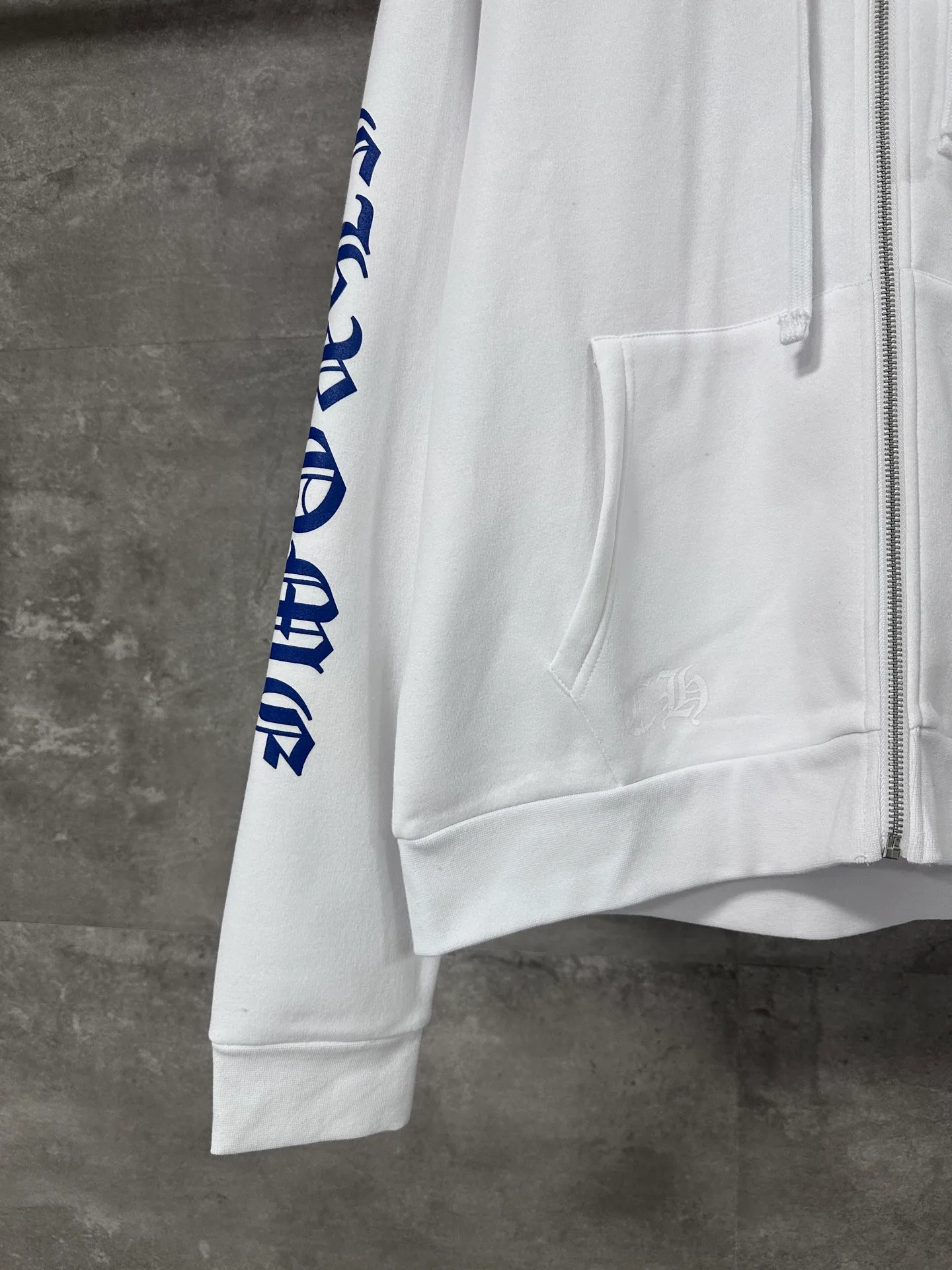 P350 💰 Chrome Hearte/Chrome Heart's new Ch blue Sanskrit printed zipper hooded sweatshirt is made of high-quality cotton fabrics and has a loose shoulder cut that is not flattering on the figure. It can provide the wearer with a comfortable and comfortable wearing experience while creating a casual and lazy fashion atmosphere. Size: S/M/L